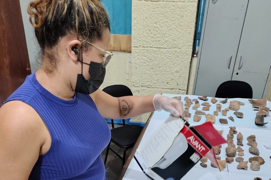 Cada peça é examinada, fotografada e registrada em ficha própria.