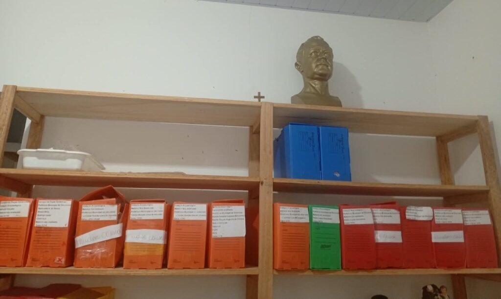 Caixas com peças que aguardavam análise antes do trabalho de catalogação.